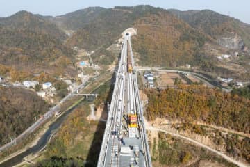 中国の西十高速鉄道、全線のレール敷設が完了