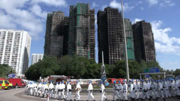 いまだ200人の安否不明…本格捜索始まる　香港高層住宅火災128人の死亡確認