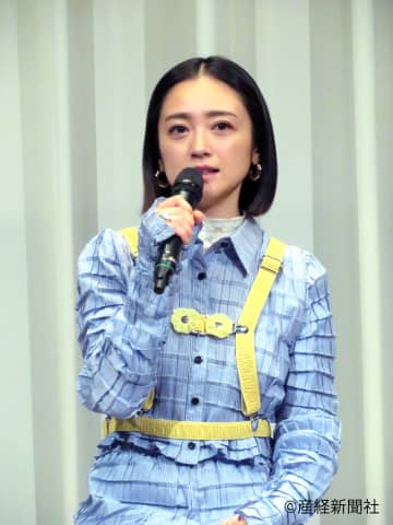 金×黒のコントラストが炸裂、安達祐実の新スタイルが止まらない