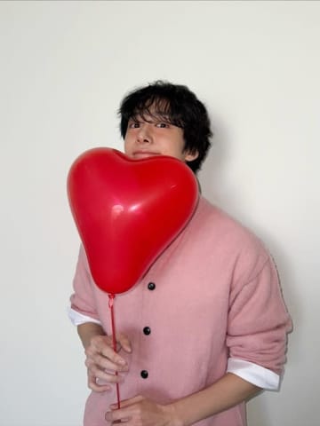 MONSTA X・ヒョンウォン、甘すぎるビジュで話題…ピンクカーデのオフショットにファン悶絶【PHOTO】