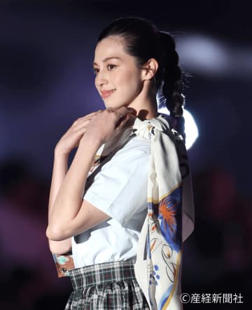 赤ドレスの中条あやみがキュートすぎて視線ロック不可避！