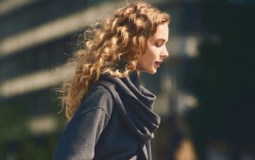 シンプルなのに「ココが違う」いつもの服が見違える「意外性のあるアウター」