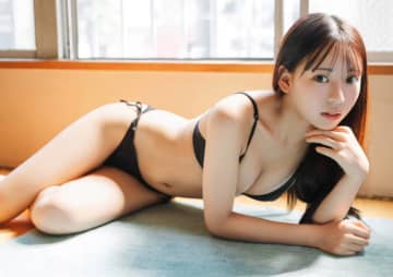 奥村桃夏、美ボディを惜しみなく披露！平成を想起させるレトロなシチュエーションに挑戦