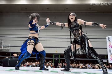 【スターダム】ワールド王者・上谷沙弥　次期挑戦者の安納サオリに黒スプレーの制裁「キレイな顔が台無しだな」