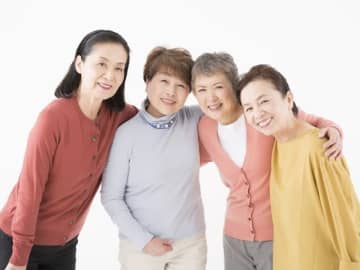 一生貧乏な人の「老後の交際費・娯楽費」って？金持ち体質の人との違い