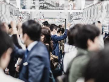 人混みや電車が苦手……急に不安や息苦しさを感じるのは性格のせい？ 「広場恐怖症」のサインと対処法