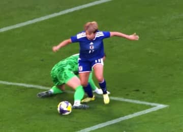 “まさかのゴール”に騒然！なでしこFW、敵GKからボール強奪→無慈悲な全力シュート「田中美南＝前田大然」「ナイスプレスだ」