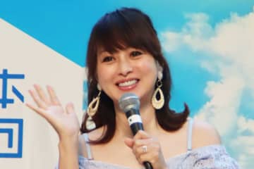 「足も細くてスタイル抜群」　56歳・渡辺美奈代、ミニドレスの可憐スタイルに「お人形さんみたい」