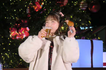 「もえきゅんっ」で点灯!大食いアイドル・もえあず、大阪のクリスマスマーケットに