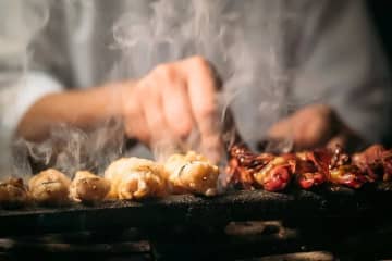 【必見】もう飲み会ここでいいじゃん…！炭火焼き鳥など「全140品の食べ放題＆飲み放題」が2500円は安すぎる!!