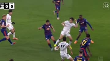 相手選手がイライラ！ 町野修斗、場内がざわつく“一瞬のプレー”「どっちだ？」交代直後に接触転倒でPK判定→OFRで取り消し