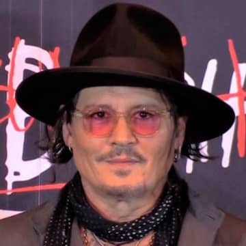 ジョニー･デップ、約8年半ぶり来日「皆さん心配しないで」　手に青いペンキをつけたまま登場した理由