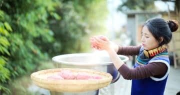 中国四川省涼山でイ族が伝統の新年　7日間の休暇も