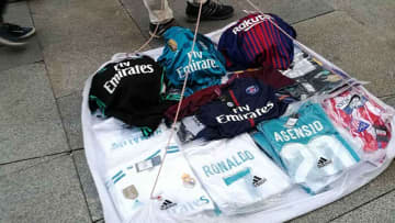 「規制に全く従わない」中国製の偽物ユニフォームが売れるワケ…見分けるコツは、ペンの跡