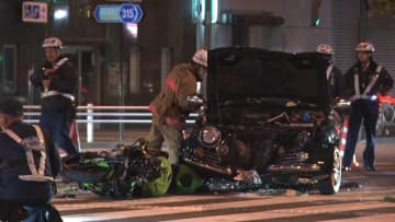 車とバイクが衝突　2人けが　東京・台東区の交差点
