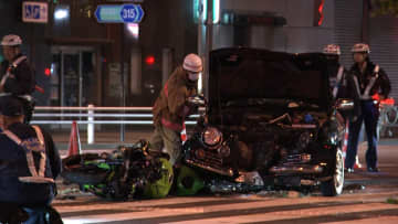 車とバイクが衝突　2人けが　東京・台東区の交差点