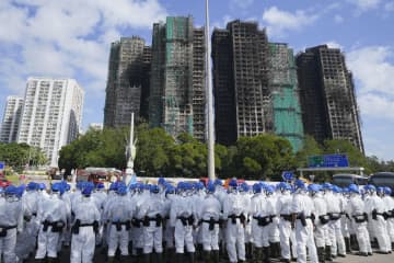香港火災、約150人安否不明　政府は批判回避に躍起