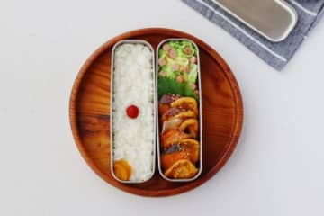 食べごたえばっちり！「塩鮭とお揚げの甘辛」「キャベツとソーセージのレンジバター」2品弁当