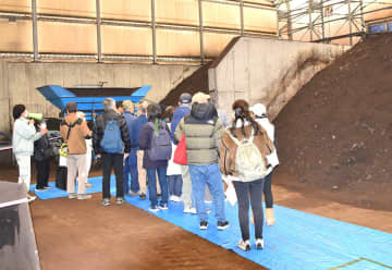 たい肥化の過程に興味津々…葉山町の新しいクリーンセンターが一般公開、「環境フェス」多彩な企画でにぎわう
