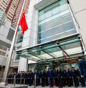 中央政府駐香港連絡弁公室、半旗を掲げ大埔火災の犠牲者を追悼