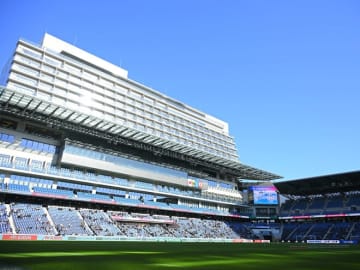 「こんなスタジアムは見たことがない」「雰囲気が素晴らしい」代表戦初開催の長崎新スタに海外ファンは感激！ 自国との比較も「とてもユニーク」