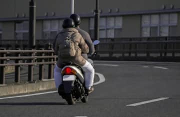 二人乗りの原付きが “不注意” で『仲間のバイク』に追突 投げ出された高校生が “対向車に接触” し救急搬送 ネットで話題に「対向車からしたらいい迷惑だわ。勝手にヘマしてあたりに来て自分の車に傷がついたわけだし」「原付50ccはタンデム禁止。ってか乗れるように出来て無い。そりゃふっ飛ばされるよ…」