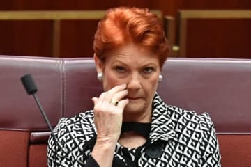 極右党首が"全身黒ずくめ"で議会に登場し騒然「不謹慎」「ふさわしくない」