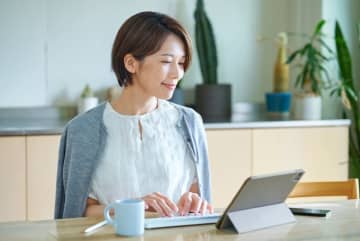 在宅ワークで「業務委託」の求人を見かけますが、アルバイトとどう違うのでしょうか？ 給料や保証って大丈夫なのか心配です…