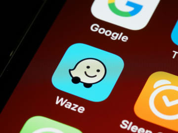 ナビアプリ「Waze」、Android Auto接続中でもスマホで操作可能に！