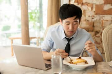 毎日、「昼食」「晩ごはん」を外食していると言ったら、「よくやっていけるね！」と友人に驚かれました。食費は約6万円なのですが、独身でこの金額は高いのでしょうか…？