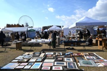 大阪で大規模「蚤の市」全国からこだわりの逸品やフードが２３５組