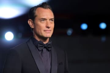 「すでに大人の話し方」英人気俳優、41年前の幼少期の映像にファン驚き「11歳にして…」「口の達者な少年」