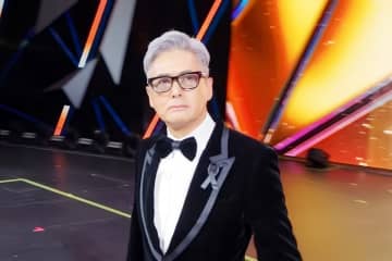 「2025 MAMA AWARDS」にチョウ・ユンファが登場、香港大規模火災の犠牲者へ観客とともに黙祷