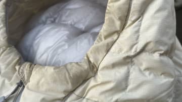 ダウンの襟や袖だけ洗いたい！ちょっとした汚れを落とす正しい“部分洗い”の方法…土汚れは“払って落とす”のが基本