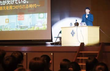 だまされない力を身に付けて…埼玉県警・捜査一課の元刑事、浦和南高で講演　別人格を装ってくるネット犯罪を解説　自ら作ったゲーム仕掛け、今すごいと思った人は「だまされやすい人」