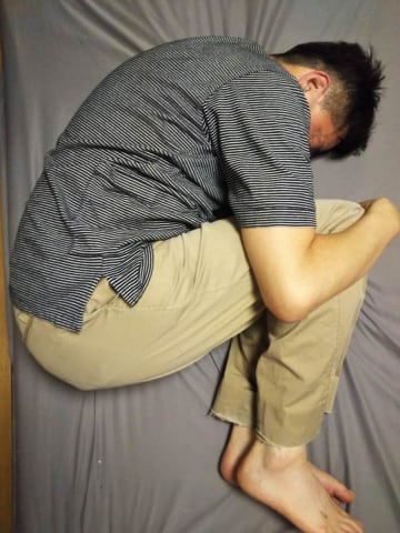 仕事に行きたくない…を改善する「赤ちゃんポーズ」まずはとことん寝てみることも大切