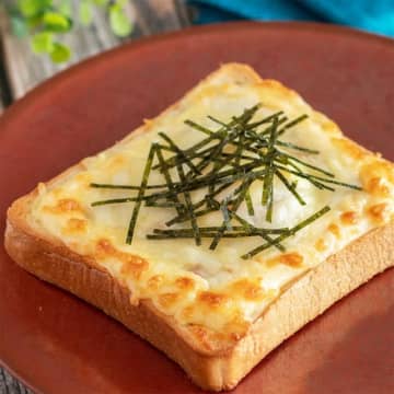 【食パンに焼き鳥！？】「ビビるくらいウマい！」「明日の朝もコレ作って」のせて焼くだけ！焼き鳥てりたまチーズトーストのレシピ