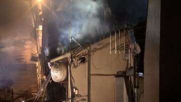 京都市の繁華街・先斗町で火災　飲食店で「1階から出火して2階に煙が」木造3階建ての建物が全焼