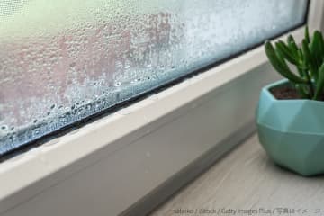 暖房の電気代を抑えるなら…　窓に「身近なアレ」を貼るだけで防寒・節電になるらしい