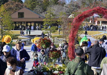 「泊まれる」植物園、改装オープン　600人超が列、にぎわう　茨城・那珂