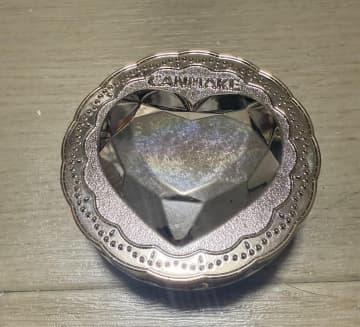 【キャンメイク神パウダー】さりげなく美肌に仕上がる！「シークレットビューティーパウダー」は40代ポーチの必需品！