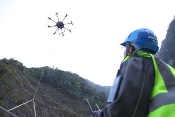 山岳地帯の送電線建設で高積載ドローン活躍　中国重慶市