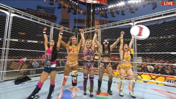 【ＷＷＥ】イヨ・スカイ　トラッシュ缶かぶりの〝驚弾〟で軍団対抗戦の主役に！アスカは毒霧誤爆…