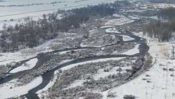 山間の雪が描く水墨画の世界　中国新疆ウイグル自治区　