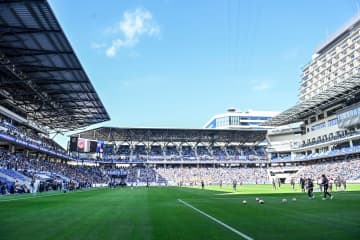 胸熱の3ショット！ 長崎出身の福山雅治がV･ファーレン長崎の8年ぶりJ1昇格を祝福！｢更なる高みへと！｣の言葉に続けて“お宝写真”を3連投！｢素晴らしいお写真をお持ちで｣