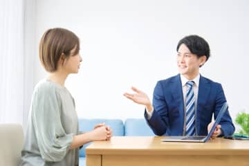 息子が「公認会計士」か「税理士」のどちらになろうか迷っています。どちらも会計分野の職業ですが、“年収”はどれくらい違うのでしょうか？