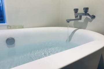 9月使用分で国の「電気・ガス料金支援」も終わり、少しでも節約したい「水道光熱費」！ 寒い冬は湯船に浸かりたいところですが、「入れ替え」より「追い炊き」の方が“年間7000円以上”お得って本当？