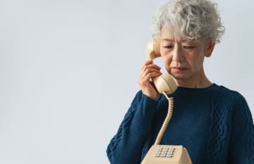 実家は「固定電話」をいまだに使っています。来年4月から「年2640円」値上げされるそうですし、これを機に“解約すべき”でしょうか？ 契約のメリットも解説