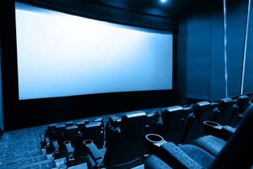 独身ですが、定年後は週に1回は映画やコンサートなど趣味を楽しみたいと考えています。「月25万円」の年金と「500万円」の貯金があれば十分でしょうか？