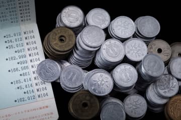 先日ATMで“銀行振込”をしたら“500円以上”も手数料を取られてびっくり！ 以前は“200円程度”だったと思うのですが…。「銀行の手数料」をなるべく節約する方法はありませんか？